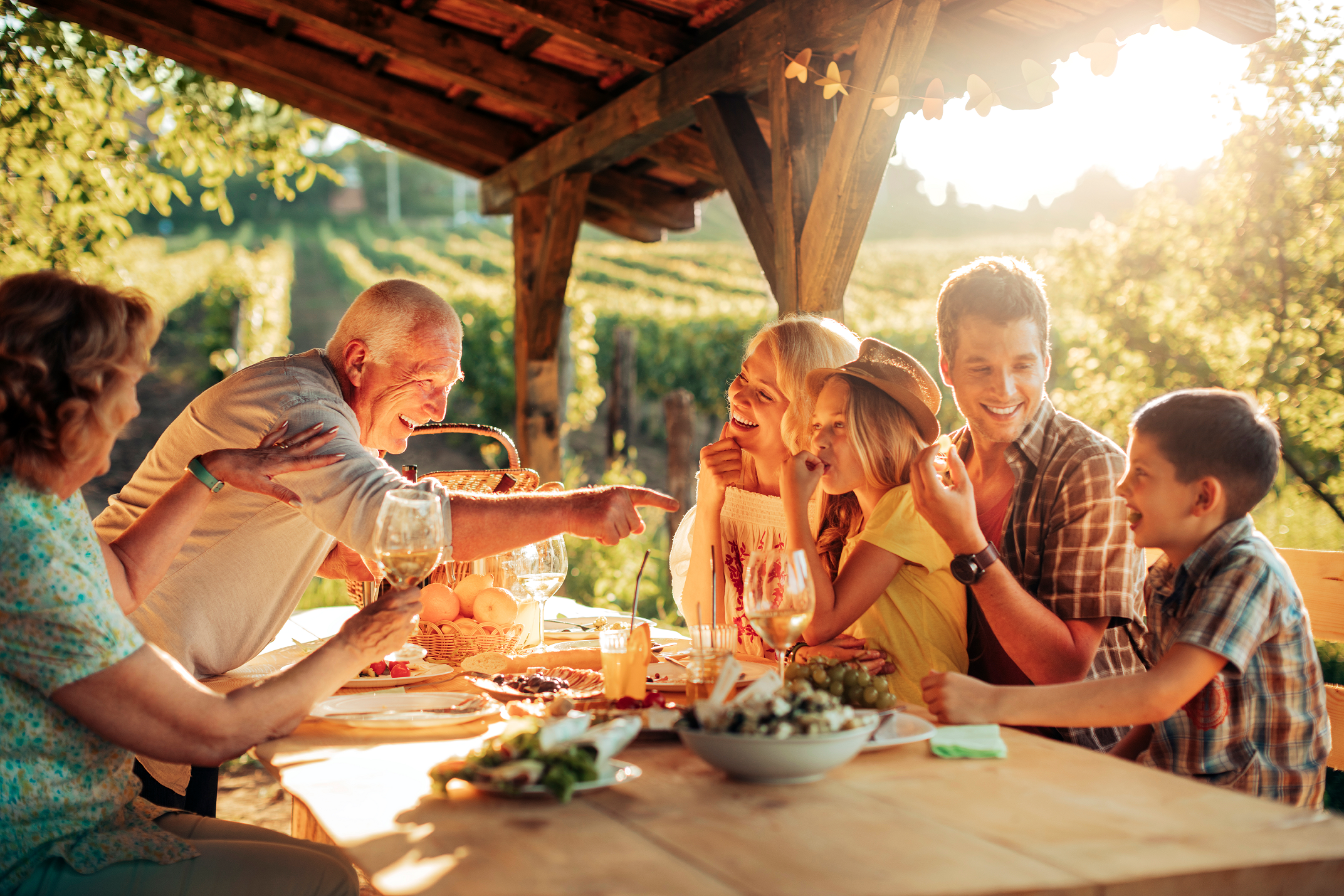 Familie beim gesunden gemeinsamen Essen