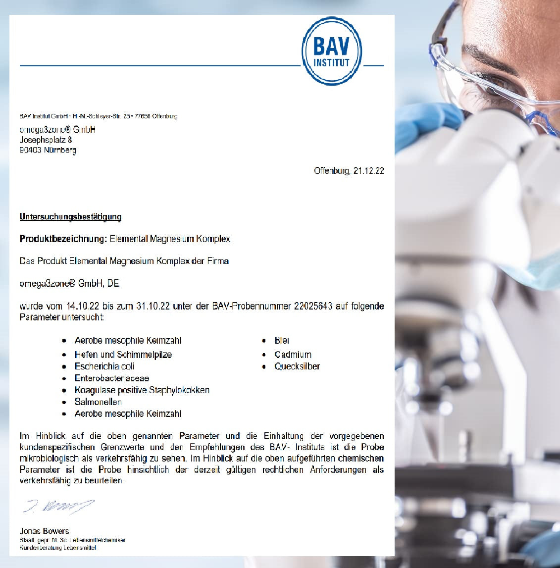 Ein Dokument, das einen Mann in einem Labor mit einem Mikroskop zeigt, der an Magnesium Komplex aus Bisglycinat-, Taurat- und Malat-Kapseln der omega3zone GmbH forscht.